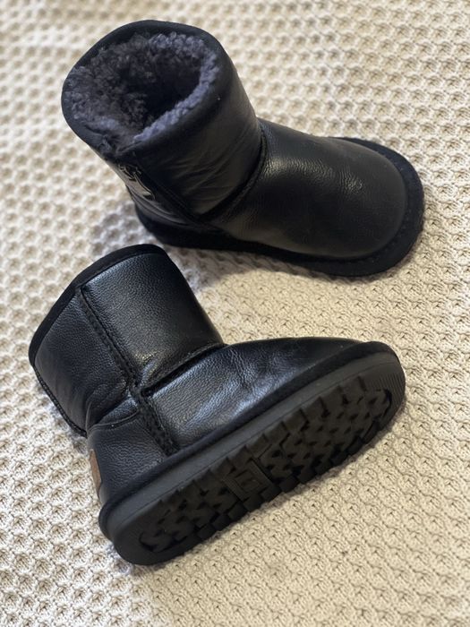 Продаю детские угги