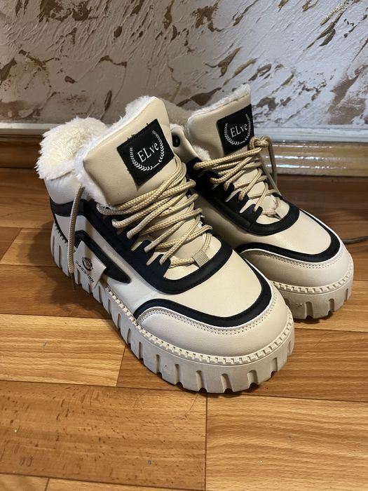 Продам подростковые кроссовки