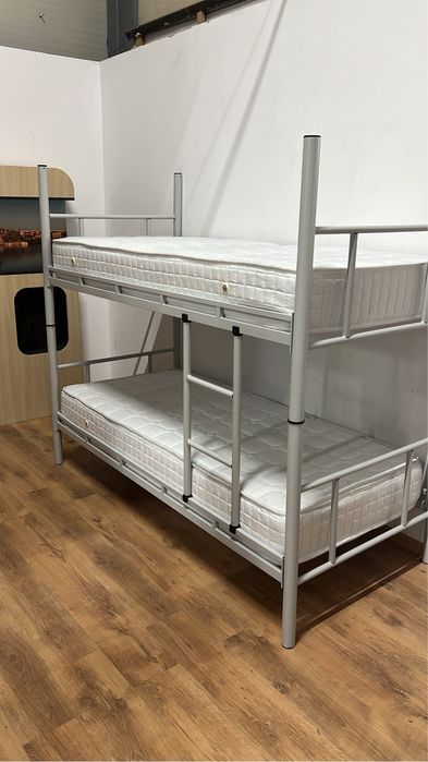 Par metalic supraetajat