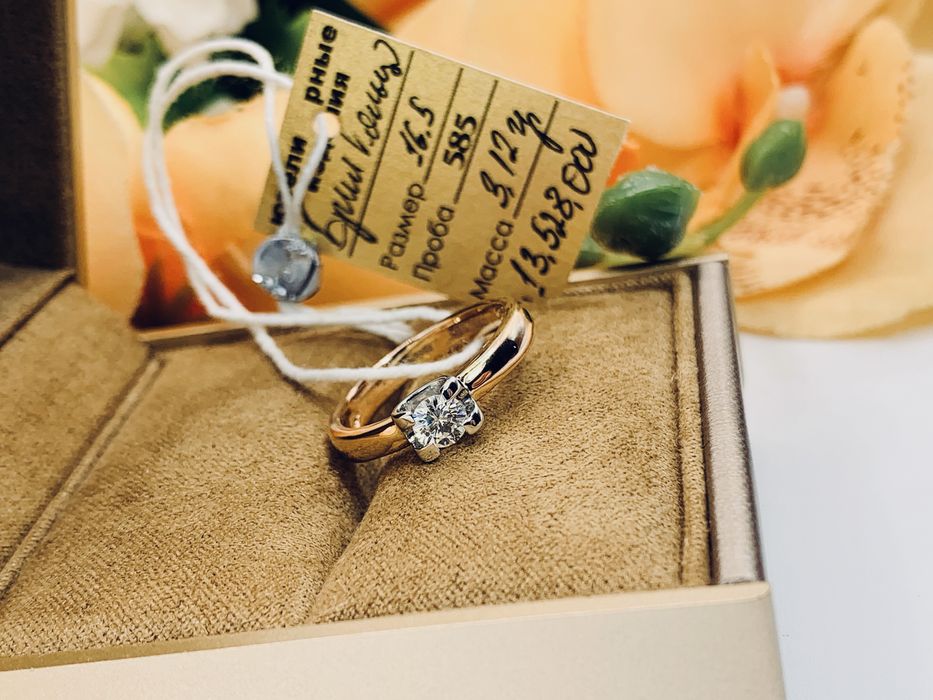 Нежное золотое кольцо с бриллиантом посередине модели «Одноглазка»