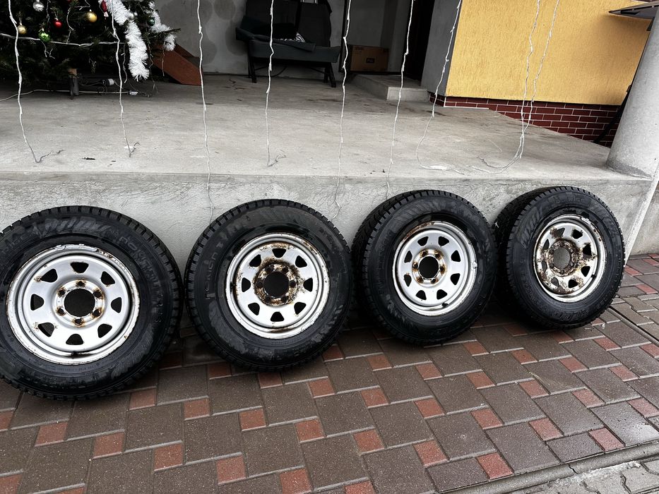 Vând 4 cauciucur 205/ R16c