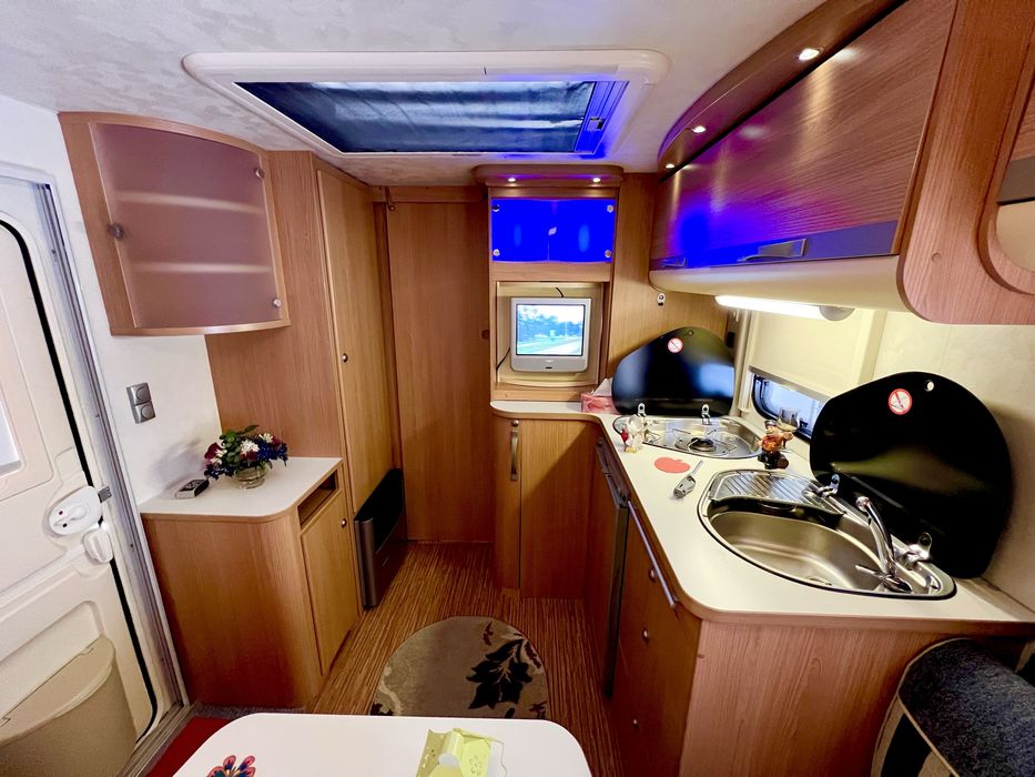 Rulota Adria fabricație 2009, foarte frumoasă și dotată