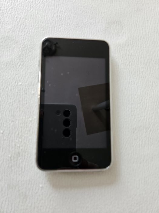Продавам   ipod  8GB за части