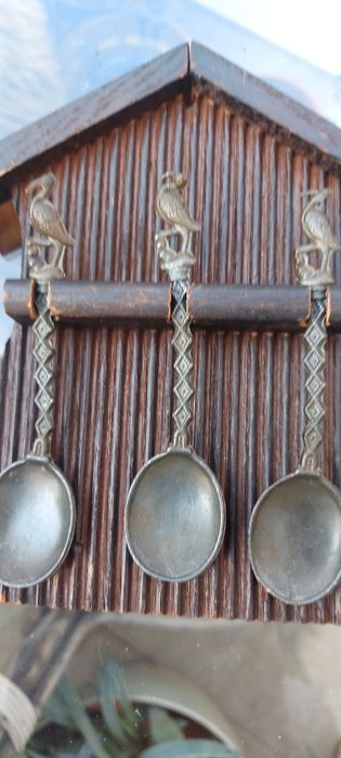 Винтидж  калаени лъжици върху дървен постамент