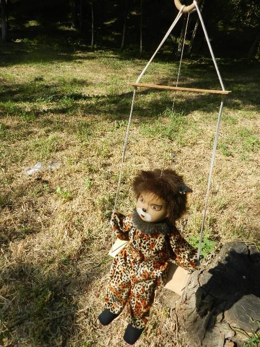 Arlechin maimutica in leagan realizat minutios ,portelan pictat -47 cm