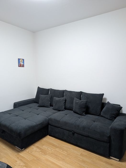 Canapea extensibilă cu spațiu de depozitare .