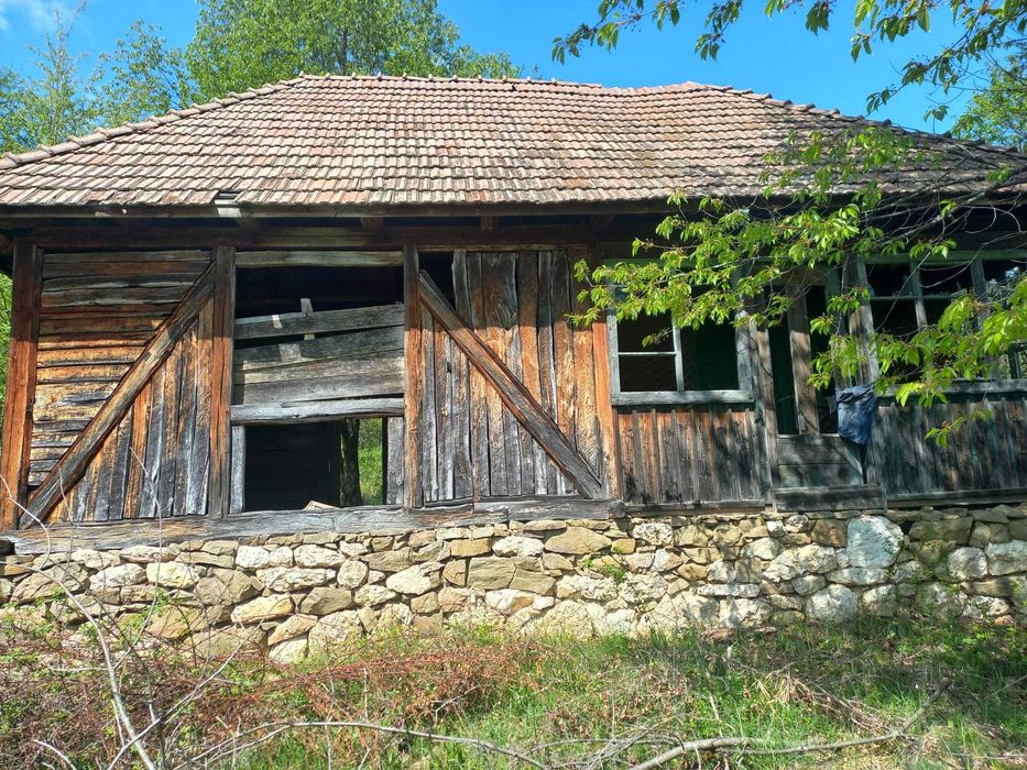 Vind casa sau terenuri in  Cacova Ierii