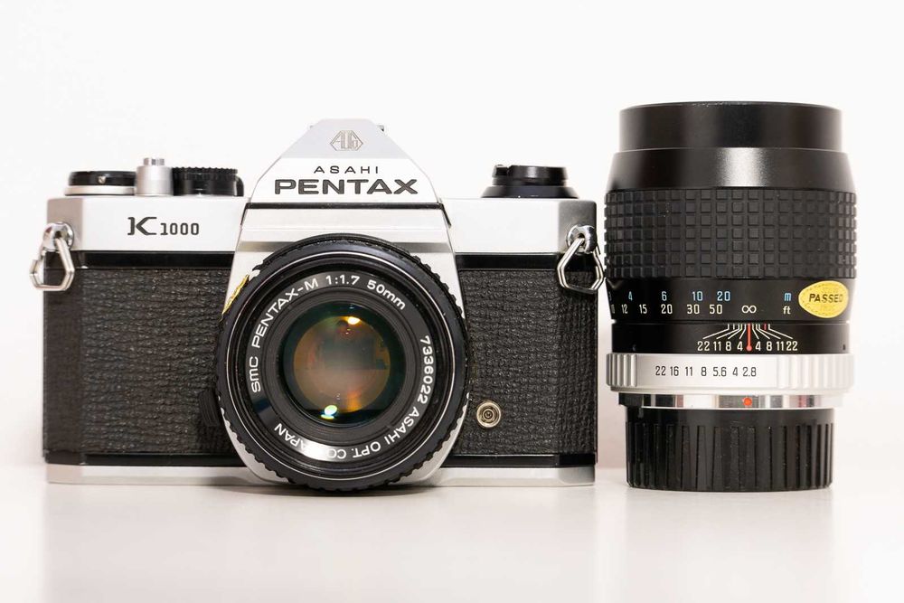 Aparat film Pentax K1000 cu Pentax 50 1.7 si Hoya 135 2.8