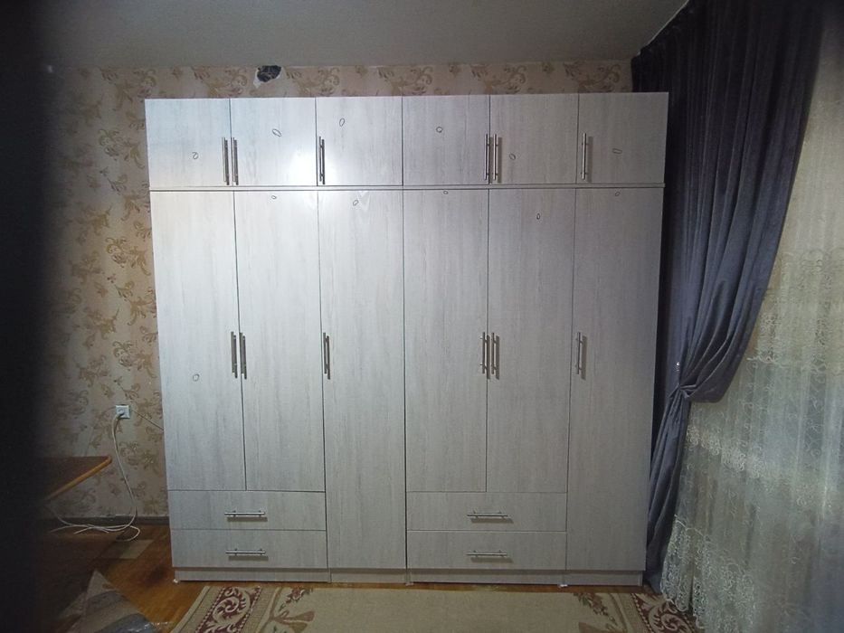 Shkaf sotiladi dastafka ustanovka bepul buladi ichida