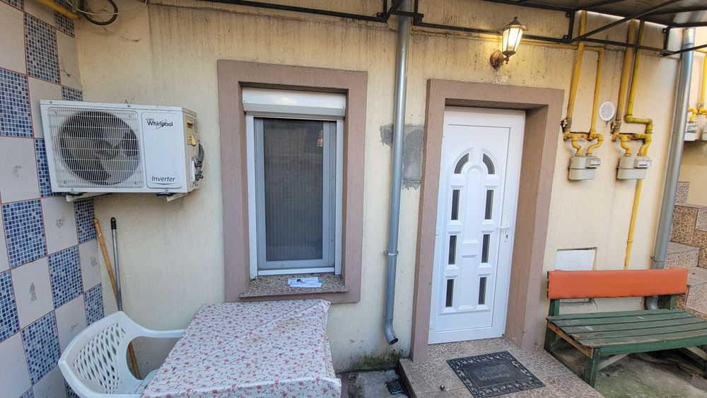 Garsoniera cu curte in centru 19mp renovata, utilitati incluse in pret