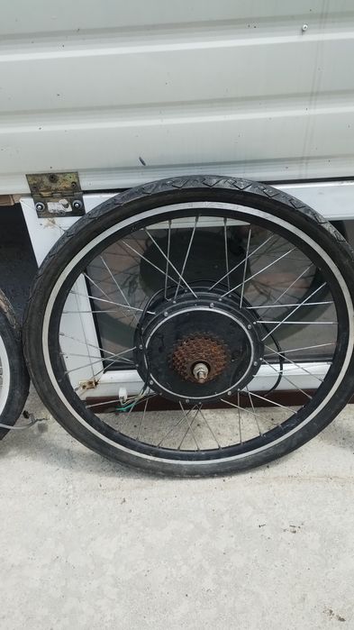 Vînd roti bicicleta fata , spate