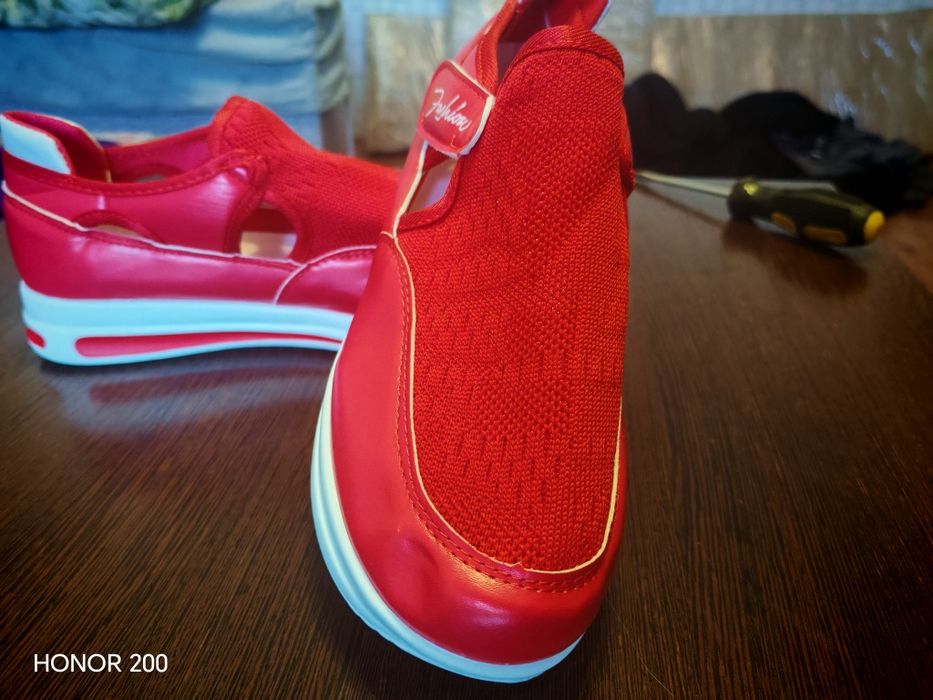 Продам кроссовки