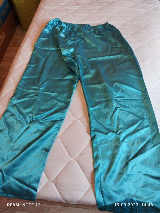 Продавам две нови пижами.