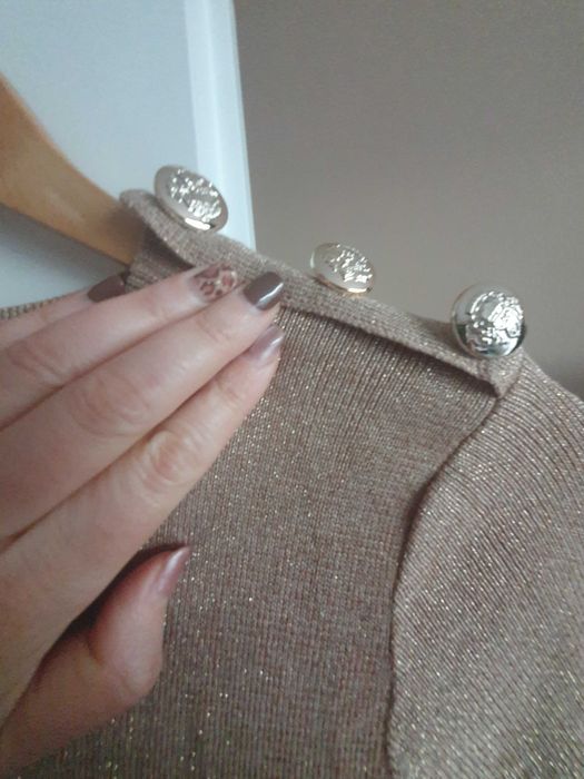 Красива Златиста Рокля!