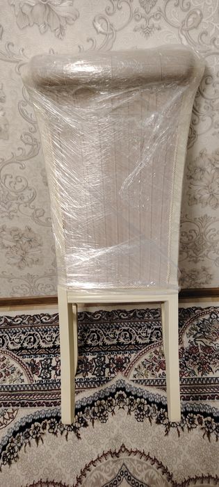 Продам стол и 12 стульев для гостиной