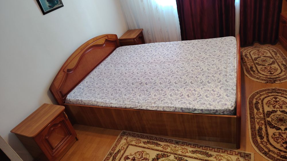 Dormitor complet în stare foarte bună – dulap, pat, noptiere, comodă