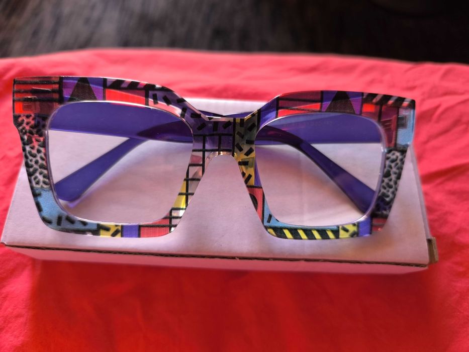 Очила с цветни рамки.