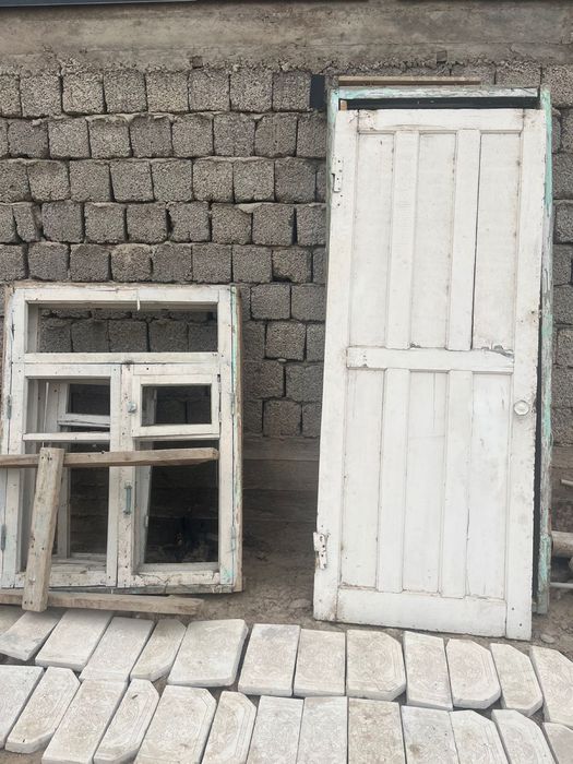 Деревянная дверь и окно