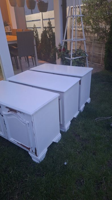 3 comode care necesita revopsire ,lemn masiv, 90/60/58.