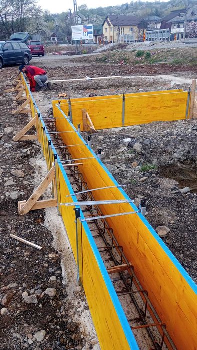 Închiriez cofraje tip Doka (panouri galbene) + montanți. Asigur transport și montare panouri
