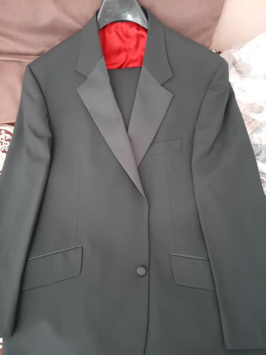 Vând 2 costume ,cel negru  nou