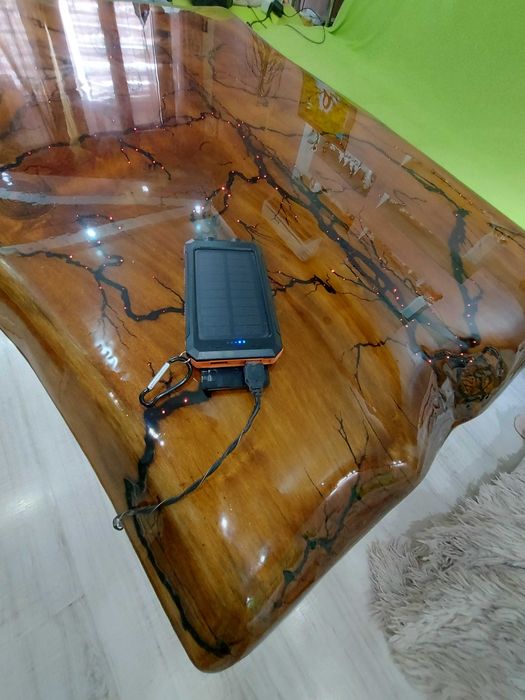 Холна маса от масивно дърво с лед ефекти и крака от бамбук.