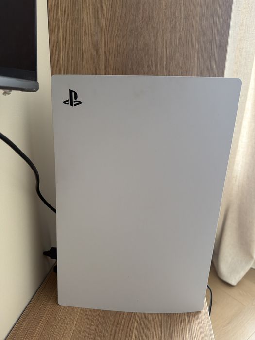 Продам PS 5 в отличном состоянии,к нему 2 джойстика