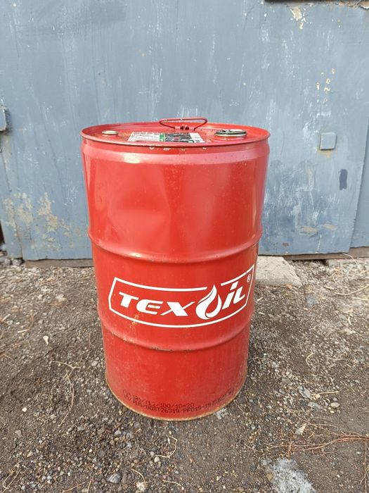 Канистры по 50 литров.