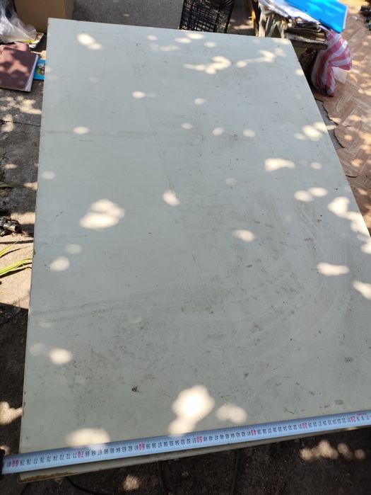 Правоъгълна маса с метални крака