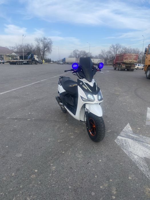 Продам мопед белый