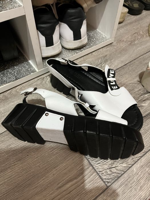 Продам обувь в отличном состоянии.