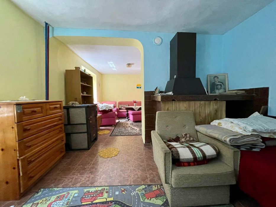 Двуетажна къща с таван и гараж в гр.Меричлери