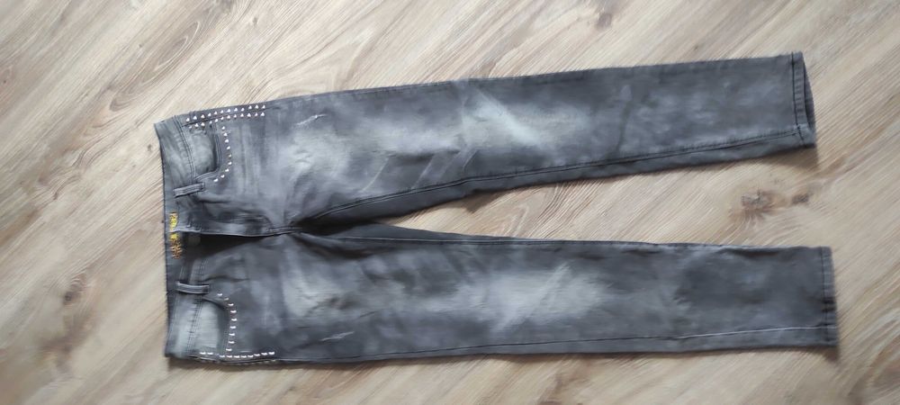 Дамски дънки с детайли