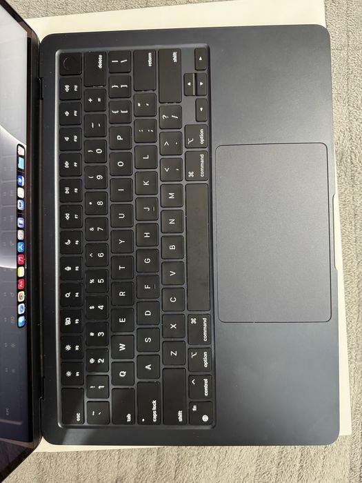 Macbook Air 13”6 M2 в идеальном сост