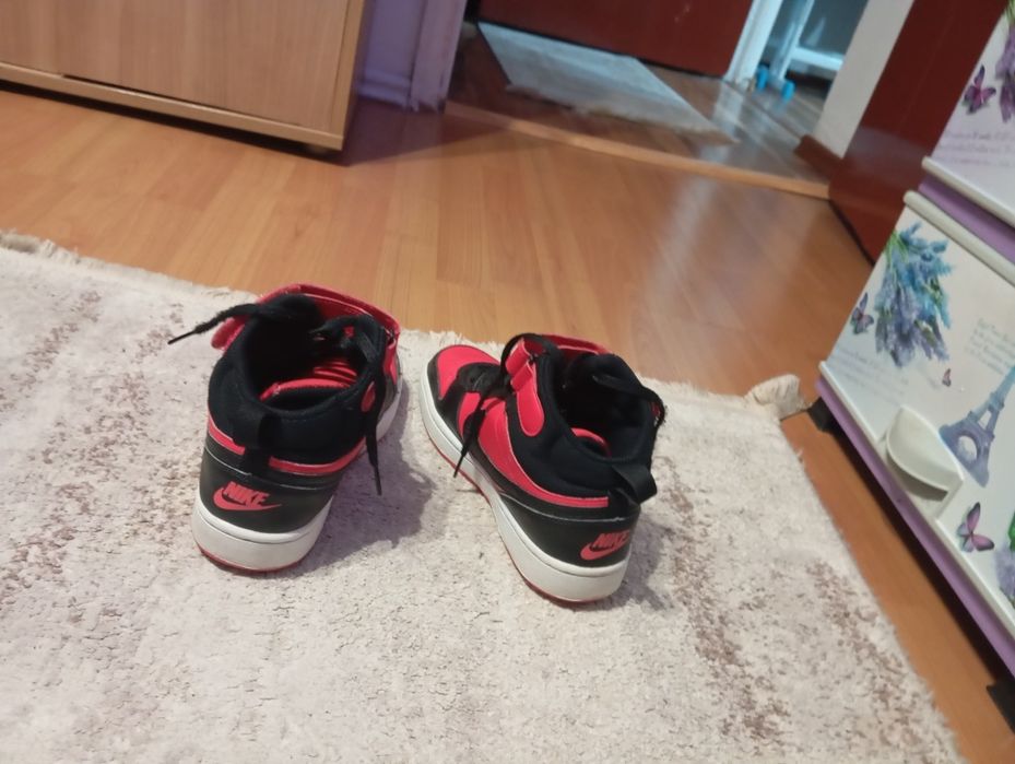 Adidași Nike înalți roșu și negru mărimea 38,5