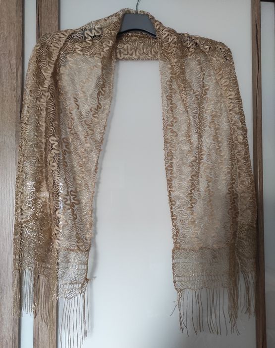 Esarfa bej cu franjuri