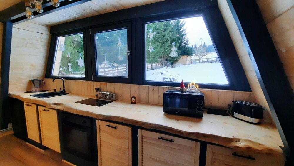 Cabană A-frame nouă 34,5 ari teren intravilan  în stațiunea Colibița