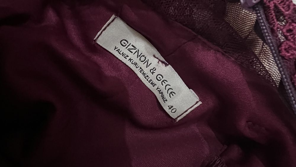 Rochie de catifea burgundi si dantela
