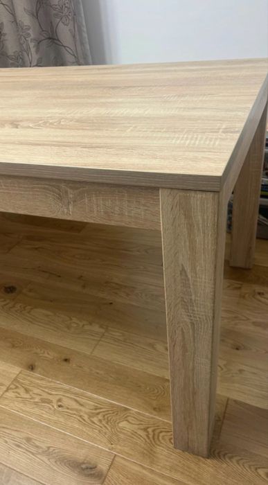 Vand masa foarte bună