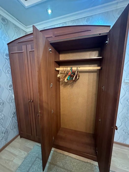 Спальный гарнитур: шкаф, кровать с тумбочками, комод с зеркалом