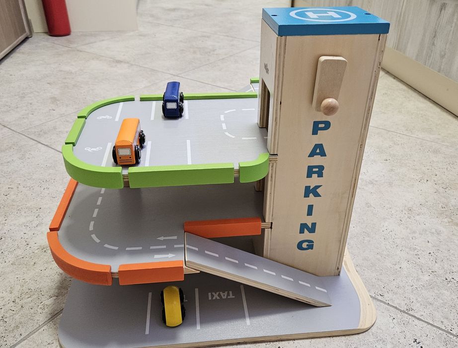 Дървен триетажен паркинг Woody