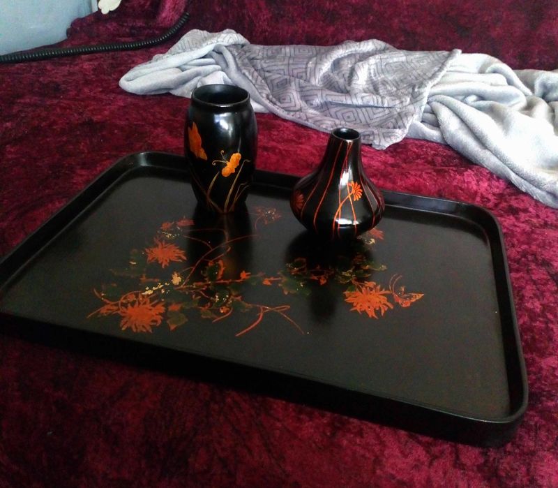 Две вази  и табла  от лак Цена за бр.