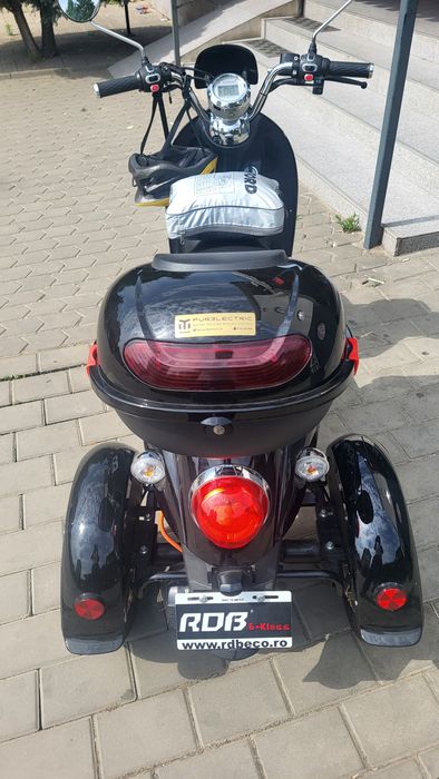 Tricicliu cu trei roti