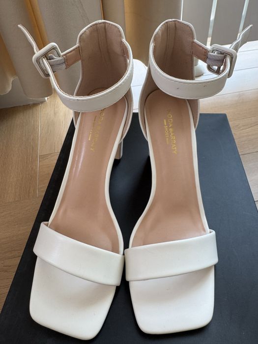 Белая босоножка 39 р