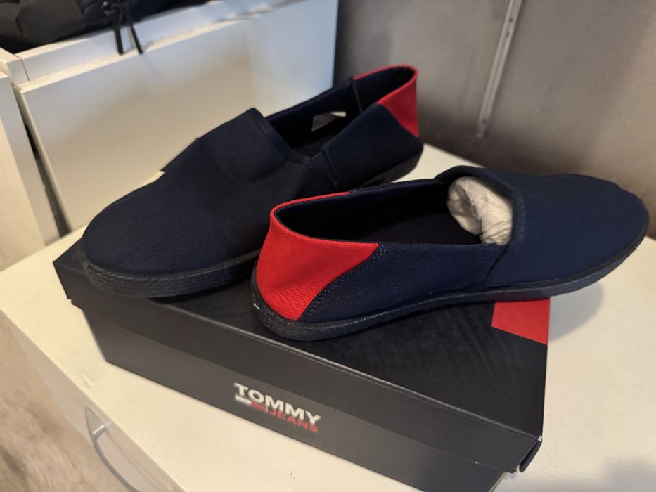 Vand tenisi noi cu eticheta