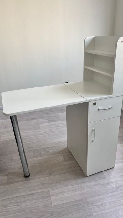 Маникюрный столик