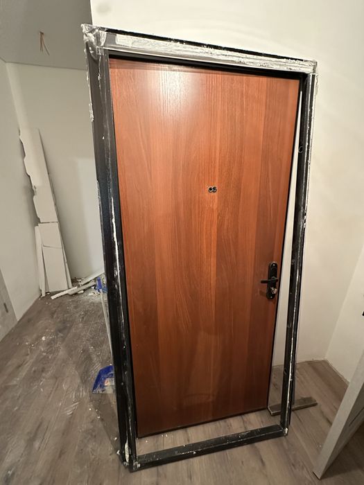 Продам входную дверь