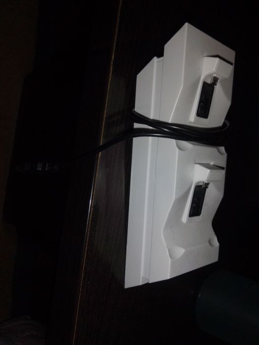 Зареждаща станция за Плейстейшън 4