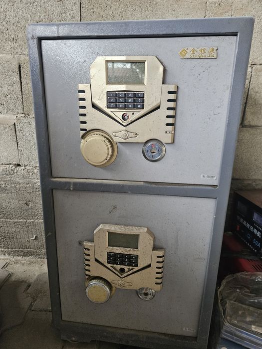 Сейф двухсекционный