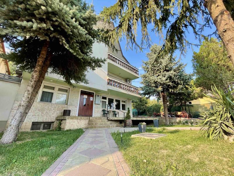 Самостоятелна къща под наем гр.Русе кв.Средна кула